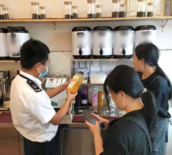 網(wǎng)紅茶飲頻現(xiàn)安全隱患 多家店鋪被查處，或對肝臟造成潛在威脅